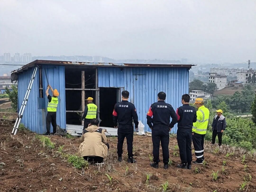 汉滨区路地联动排除一起影响铁路运行安全隐患